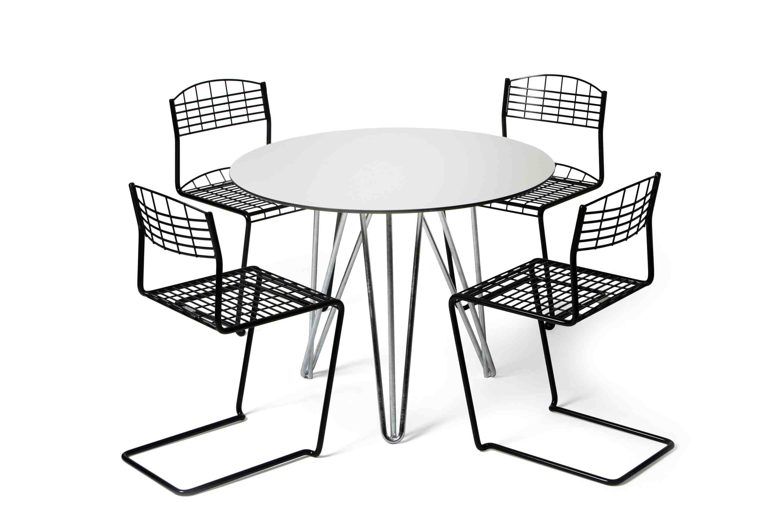 High Tech Chair Stühle von Grythyttan Stalmöbler um einen runden Tisch für den Außenbereich.