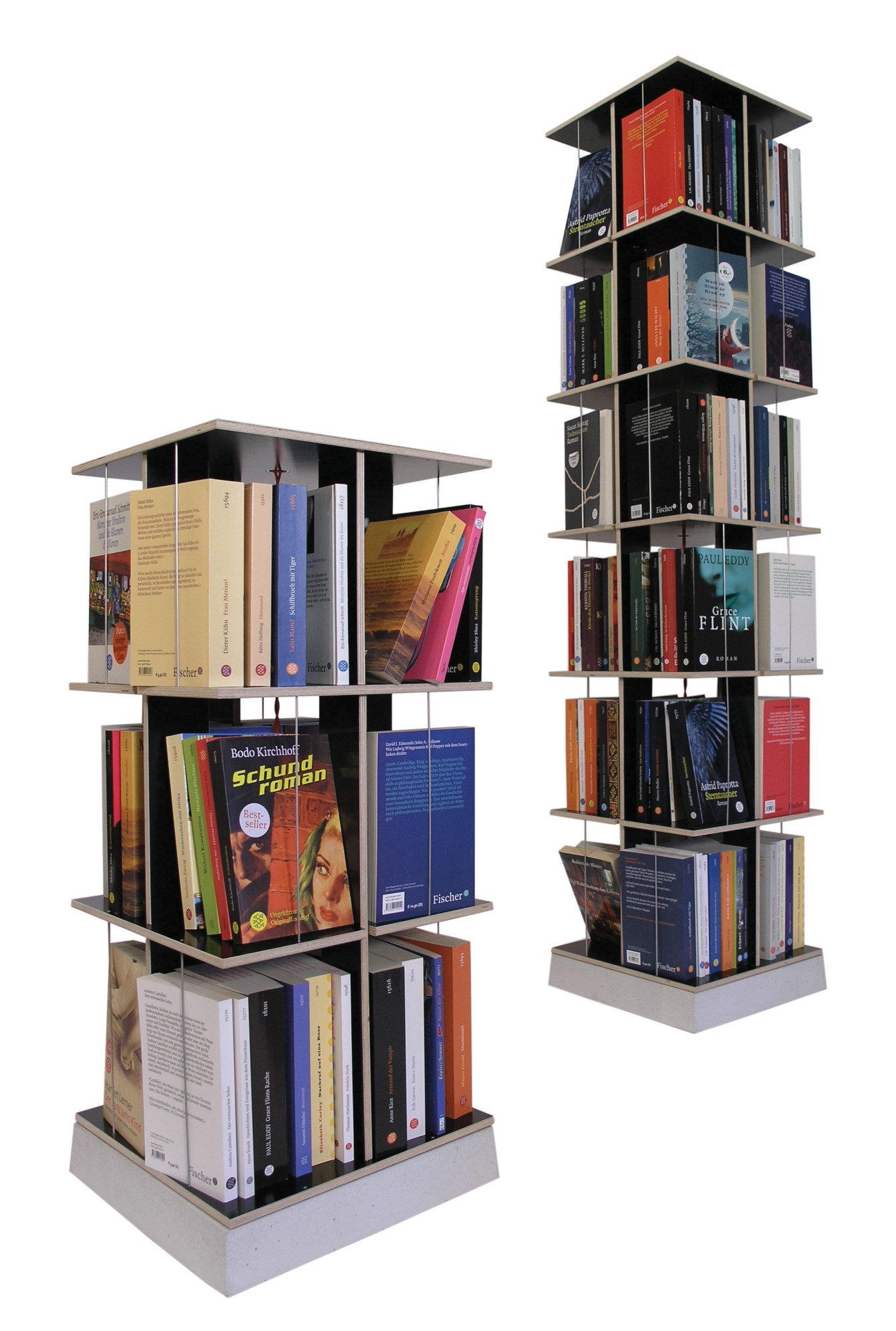 Zwei moderne Buchstabler Büchertürme von Nils Holger Moormann, ideal als Bücherregal oder DVD-Regal.