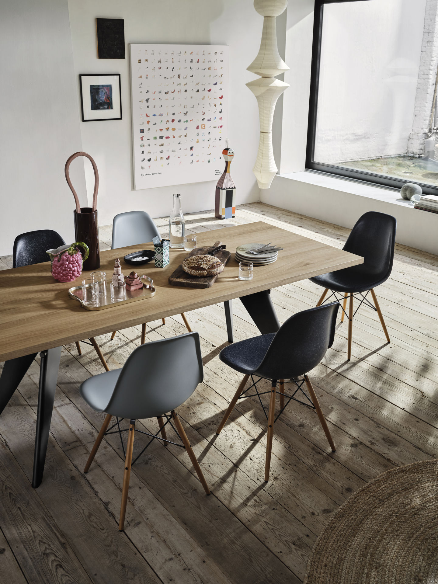 Esstisch mit mehreren Eames Fiberglass Chair DSW Stühlen von Vitra in verschiedenen Farben.