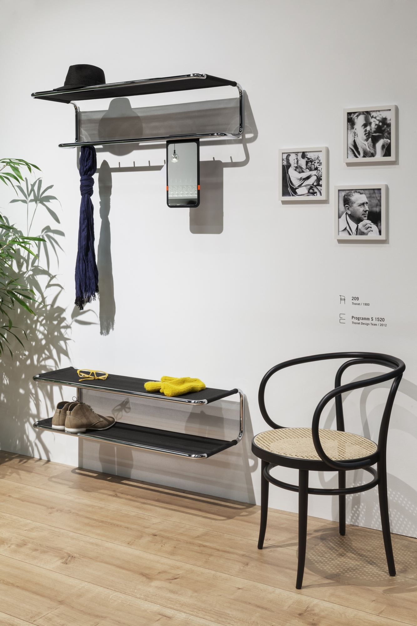 Thonet S 1520 Wandgarderobe mit Hutablage, Spiegel und Schuhablage, kombiniert mit Thonet Stuhl im Raum.