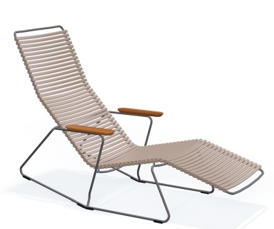 Click Sunrocker Sonnenliege von Houe, beige Outdoor Liege mit Armlehnen aus Holz und Stahlgestell.
