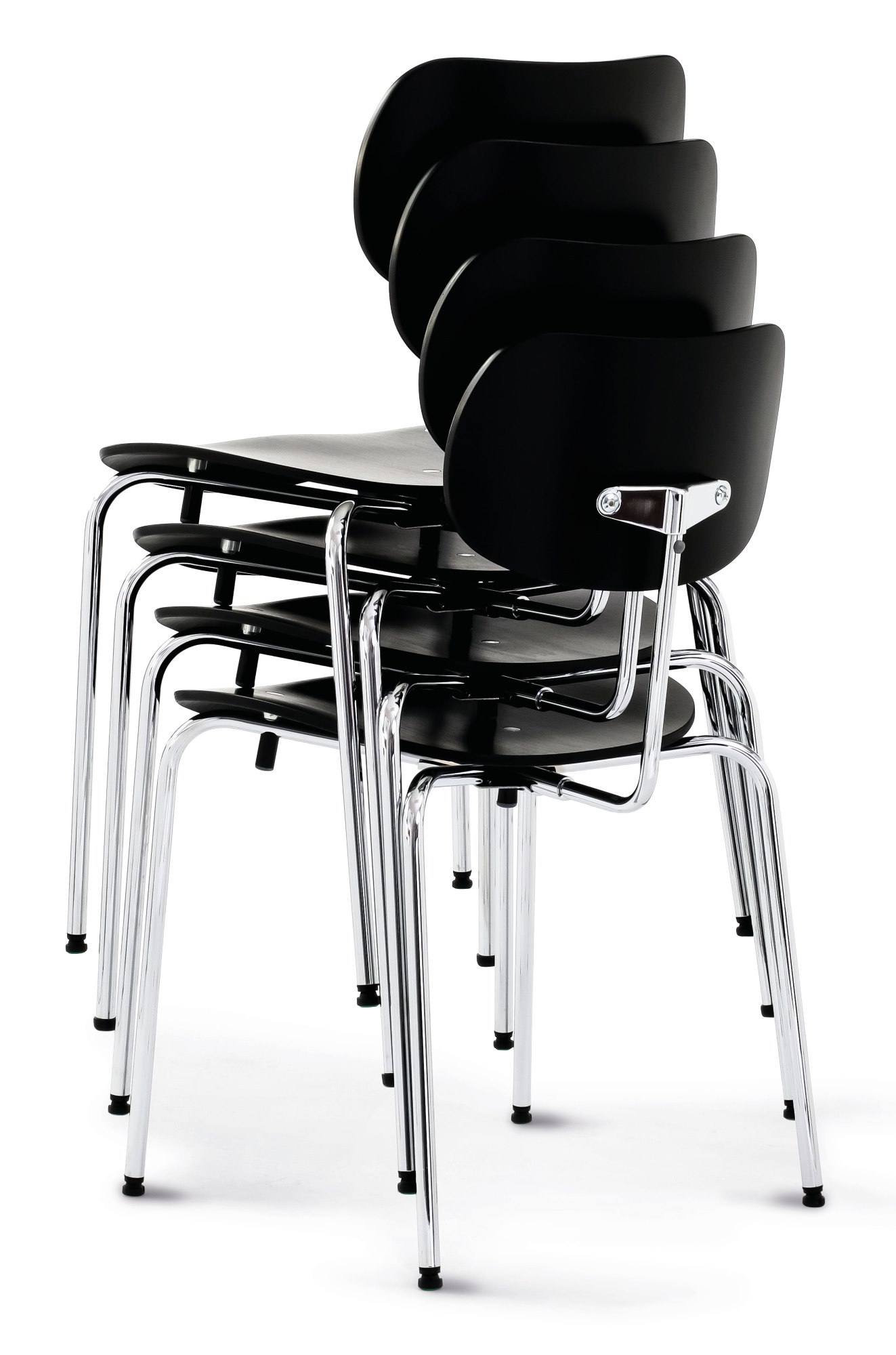 Stapelbare SE 68 Stühle von Wilde+Spieth, schwarze Sitzfläche und Rückenlehne, verchromtes Stahlrohrgestell.