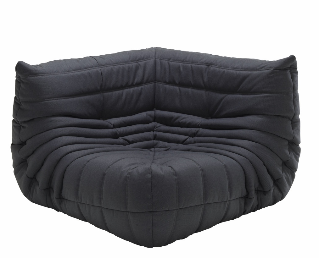Schwarzes Togo Eckteil Sofa von ligne roset, modernes modulares Sitzmöbel mit charakteristischer gesteppter Polsterung.