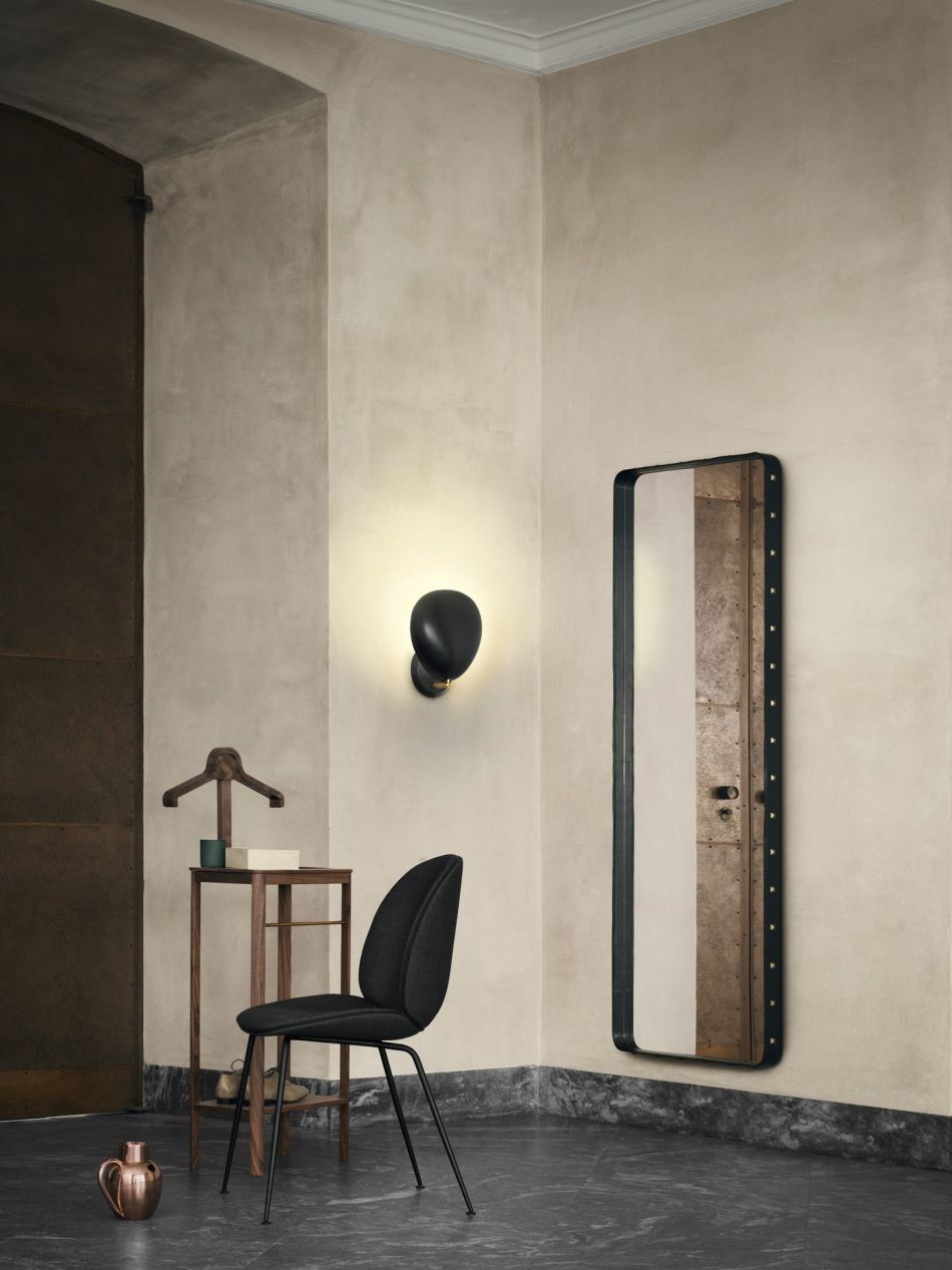 Grossman Cobra Wandleuchte von Gubi in Schwarz, modernes Design für stilvolle Innenräume.
