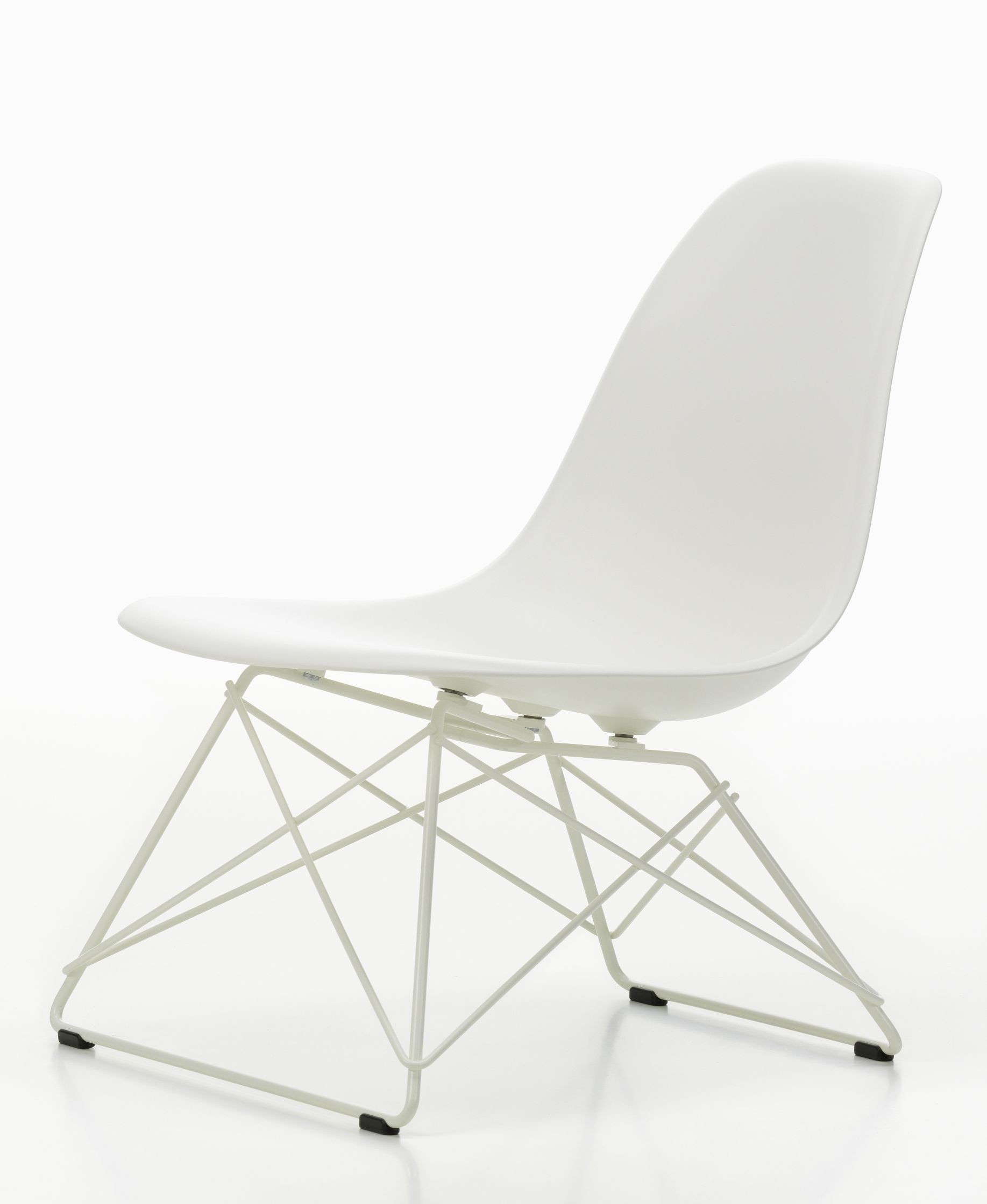 Weißer Eames Plastic Side Chair LSR Stuhl von Vitra mit verchromtem Drahtgestell, Seitenansicht.
