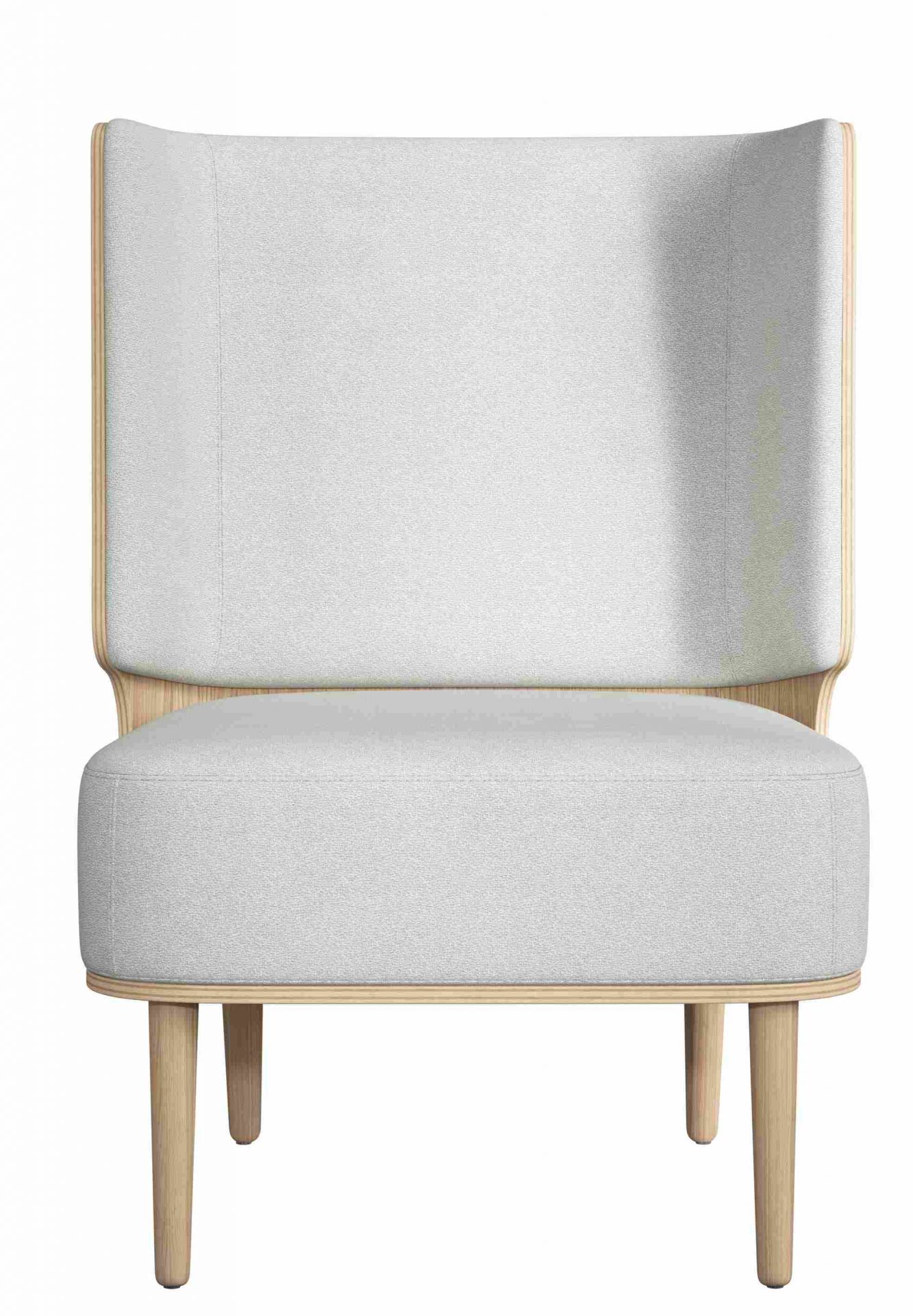 Serena Lounge Chair Sessel mit Eichenholzrahmen und hellgrauem Stoffbezug, Frontansicht.