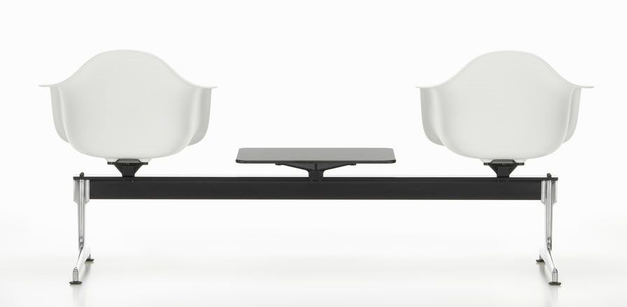 Eames Plastic Armchair RE auf Traverse Vitra, weiße Sitzschalen auf schwarzem Gestell mit Tisch.