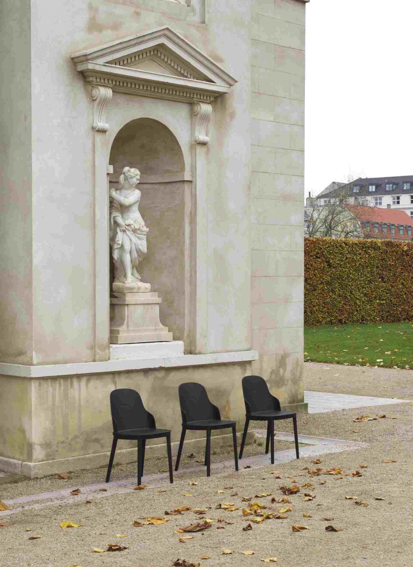 Drei schwarze Allez Stühle von Normann Copenhagen vor einem Gebäude mit einer Statue.