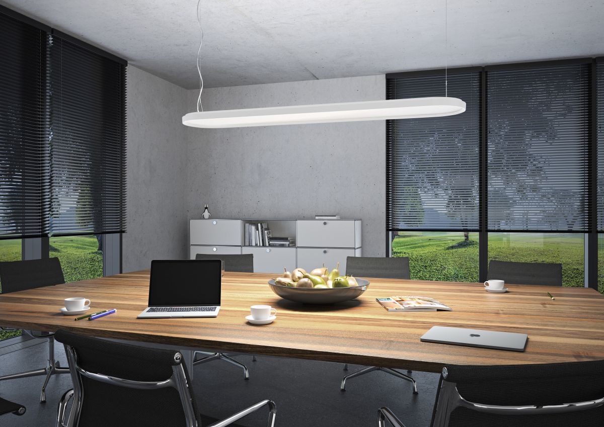 Büro mit Kido Pendelleuchte von Belux, 110cm, weiß, 3000K, über einem Konferenztisch.