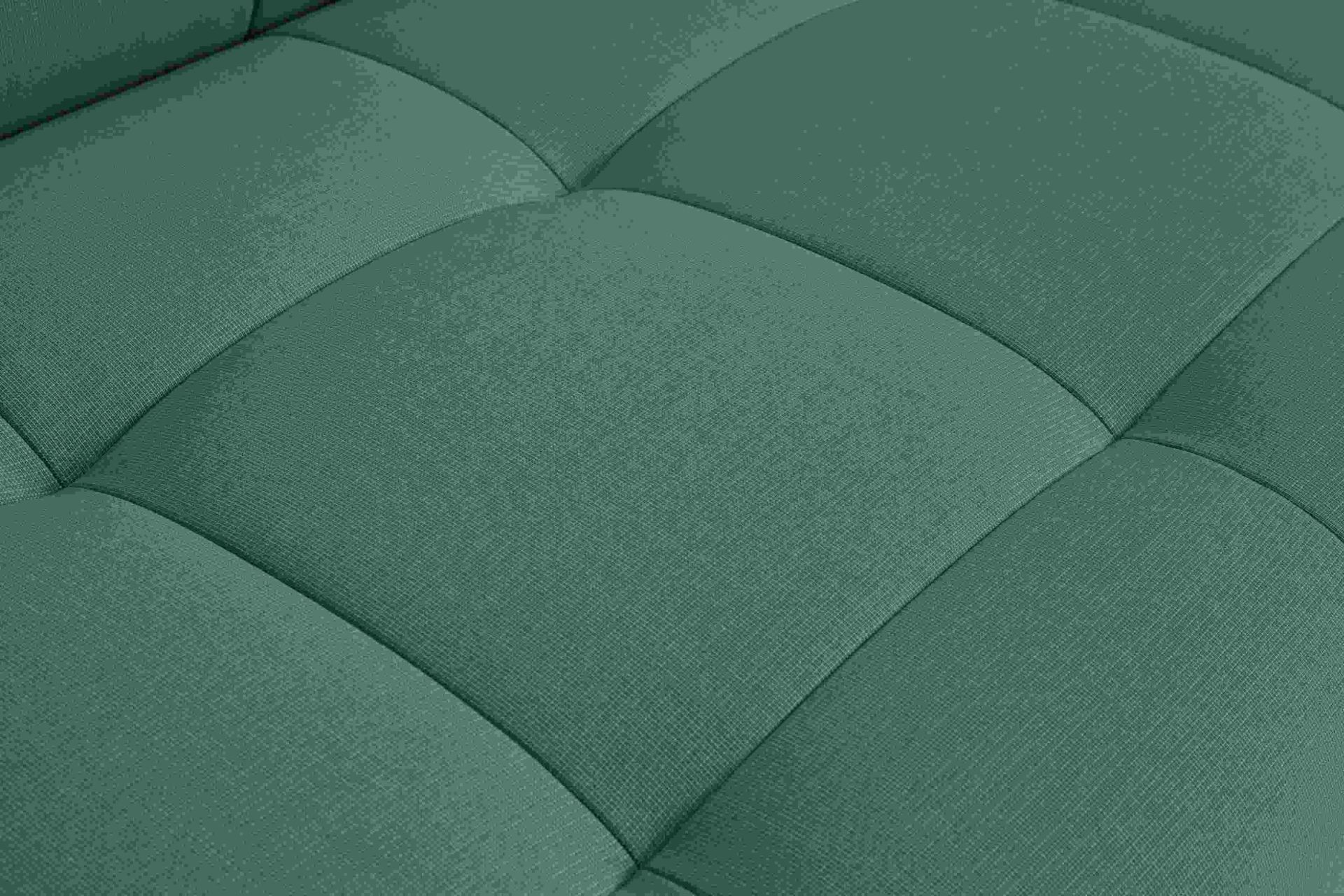 Detailaufnahme des grünen Quilton Sofas von Hay mit gesteppter Polsterung und hochwertigem Stoffbezug.