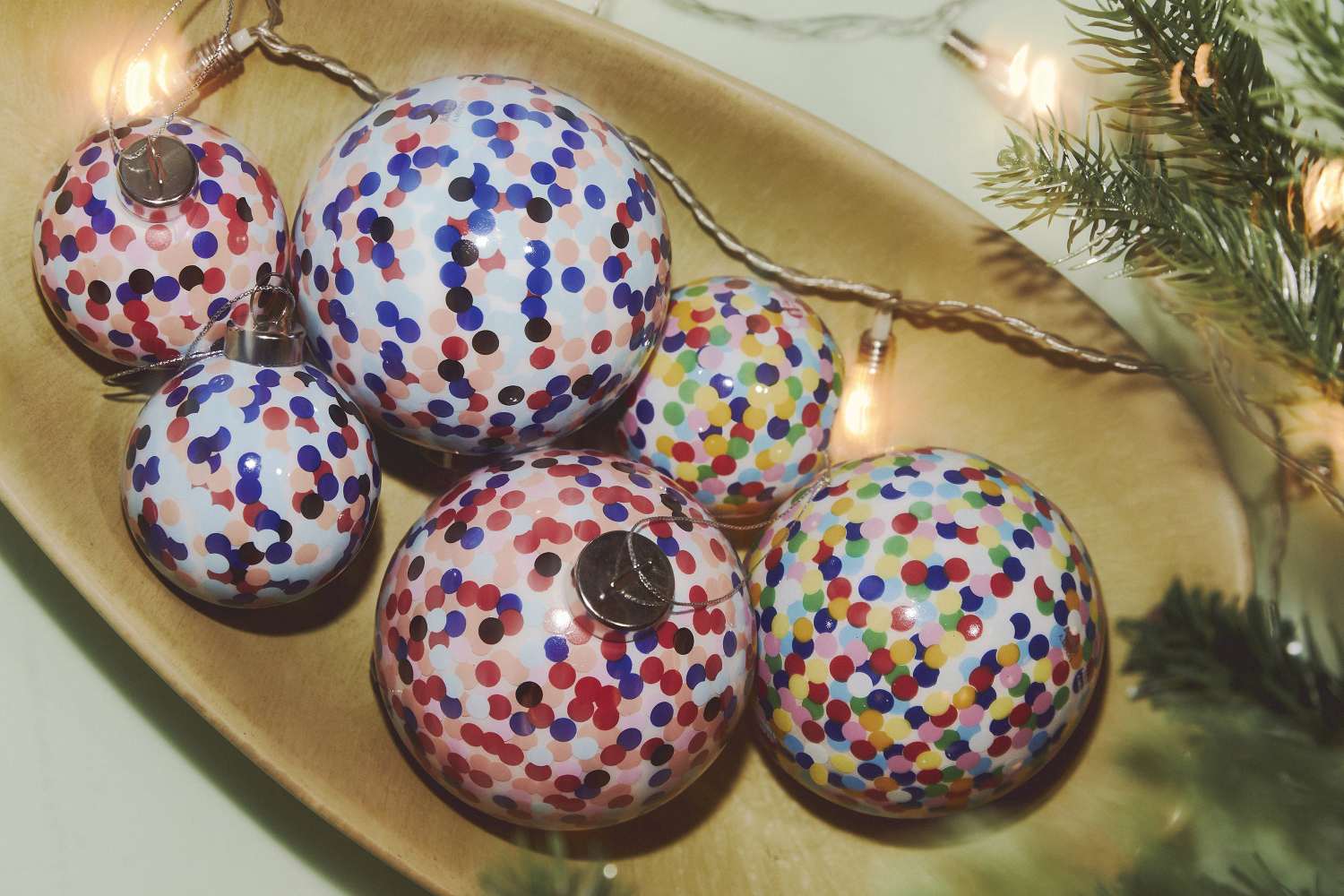 Alessi Proust Weihnachtskugeln, handbemalt mit bunten Punkten, festliche Dekoration für Weihnachten und Winterzeit.