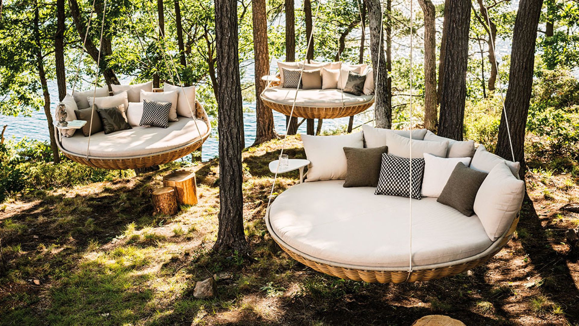 Swingrest Hängelounge mit beigen Rückenkissen und Zierkissen in natürlicher Umgebung. Outdoor-Möbel für entspannte Stunden.