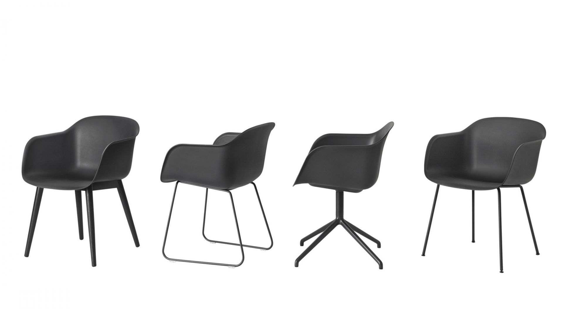 Vier schwarze Fiber Armchair Stühle von Muuto mit unterschiedlichen Untergestellen auf weißem Hintergrund.