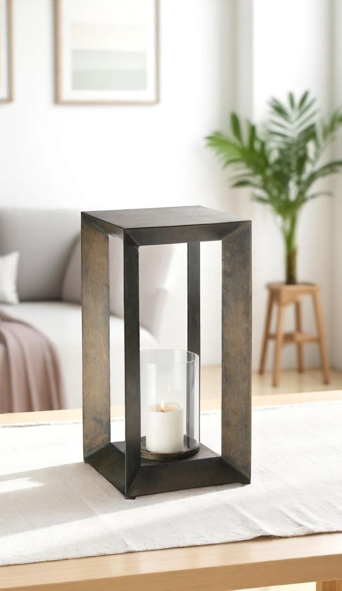 Estate Windlicht von Philippi, quadratische Laterne aus dunklem Metall mit Glaszylinder und Kerze.
