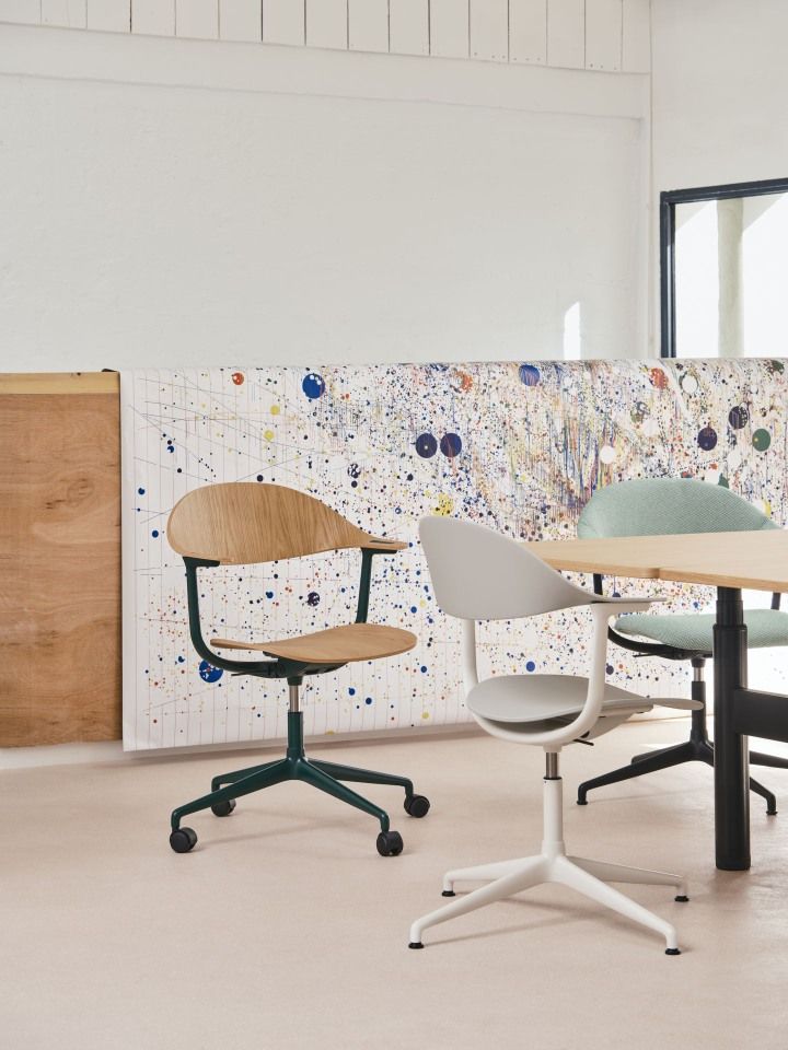 Mynt Bürodrehstuhl von Vitra mit Holzschale und farbigem Untergestell, ergonomischer Bürostuhl für modernes Arbeiten.