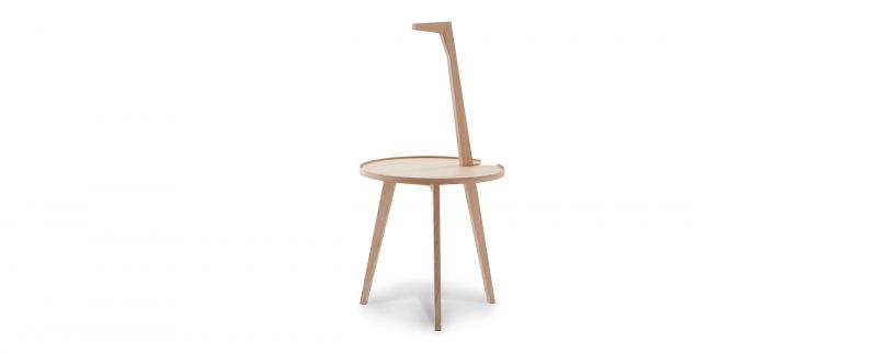 Cicognino Beistelltisch von Cassina aus hellem Holz mit drei Beinen und Griff.
