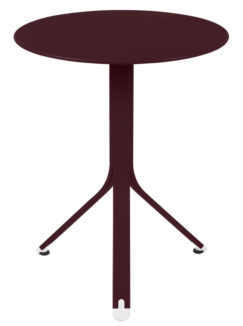 Nahaufnahme des Fermob Rest'O Table Outdoor Tischs in Pflaume, runder Tisch mit filigranem Dreibein-Gestell.