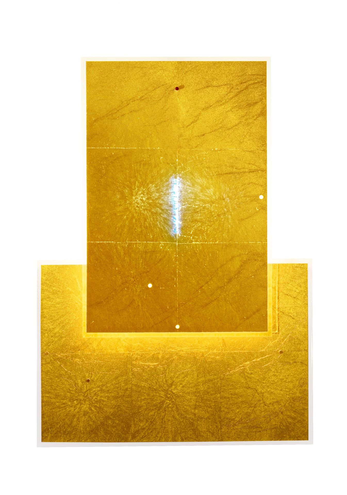 24 Karat Blau Wandleuchte von Ingo Maurer: Goldene, rechteckige Wandlampe mit bläulichem Lichtreflex.