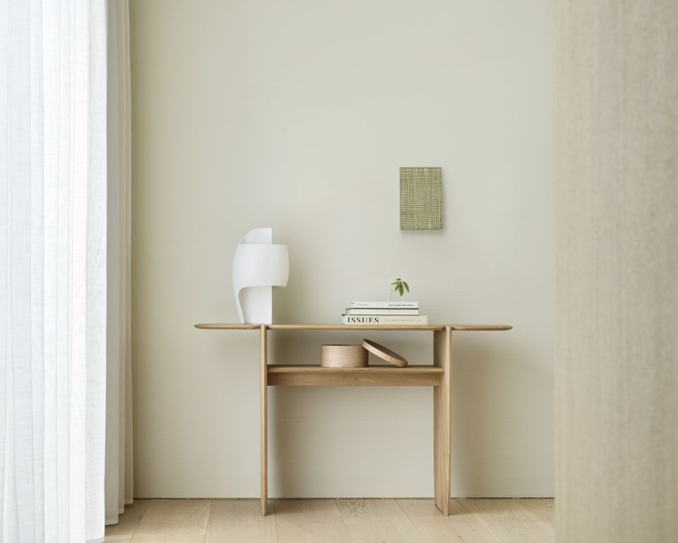 Helle PI Konsole aus Eiche von Ethnicraft im minimalistischen Interieur mit Lampe und Dekoration.
