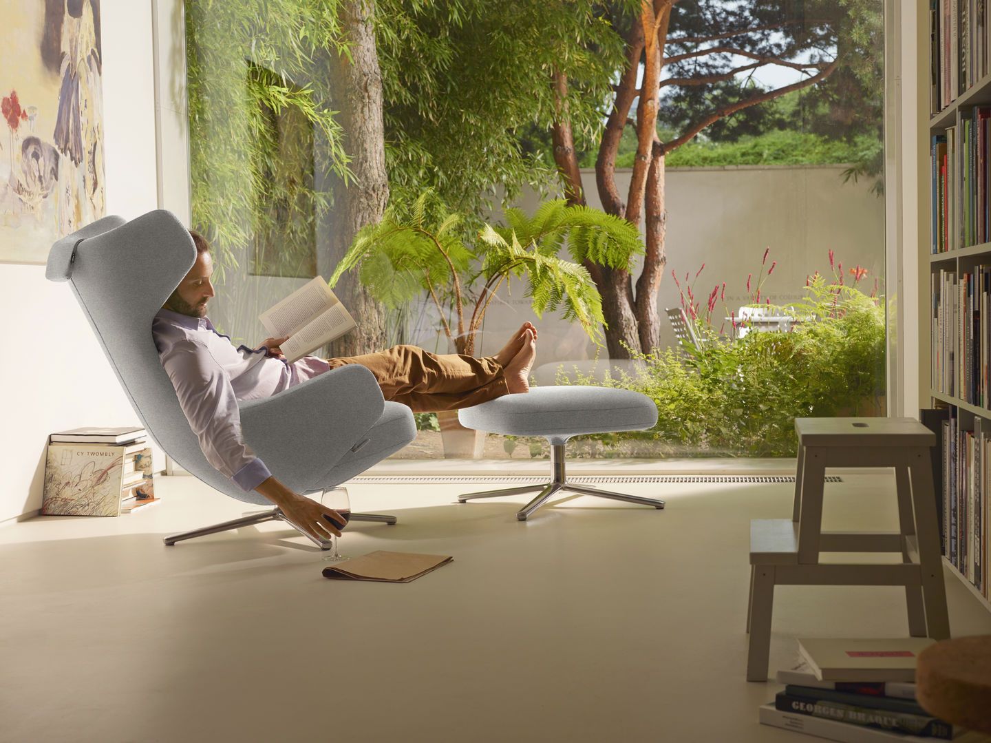 Fauteuil et repose-pieds Grand Repos combinaison préférée Vitra Cosy Kieselstein 40 cm
