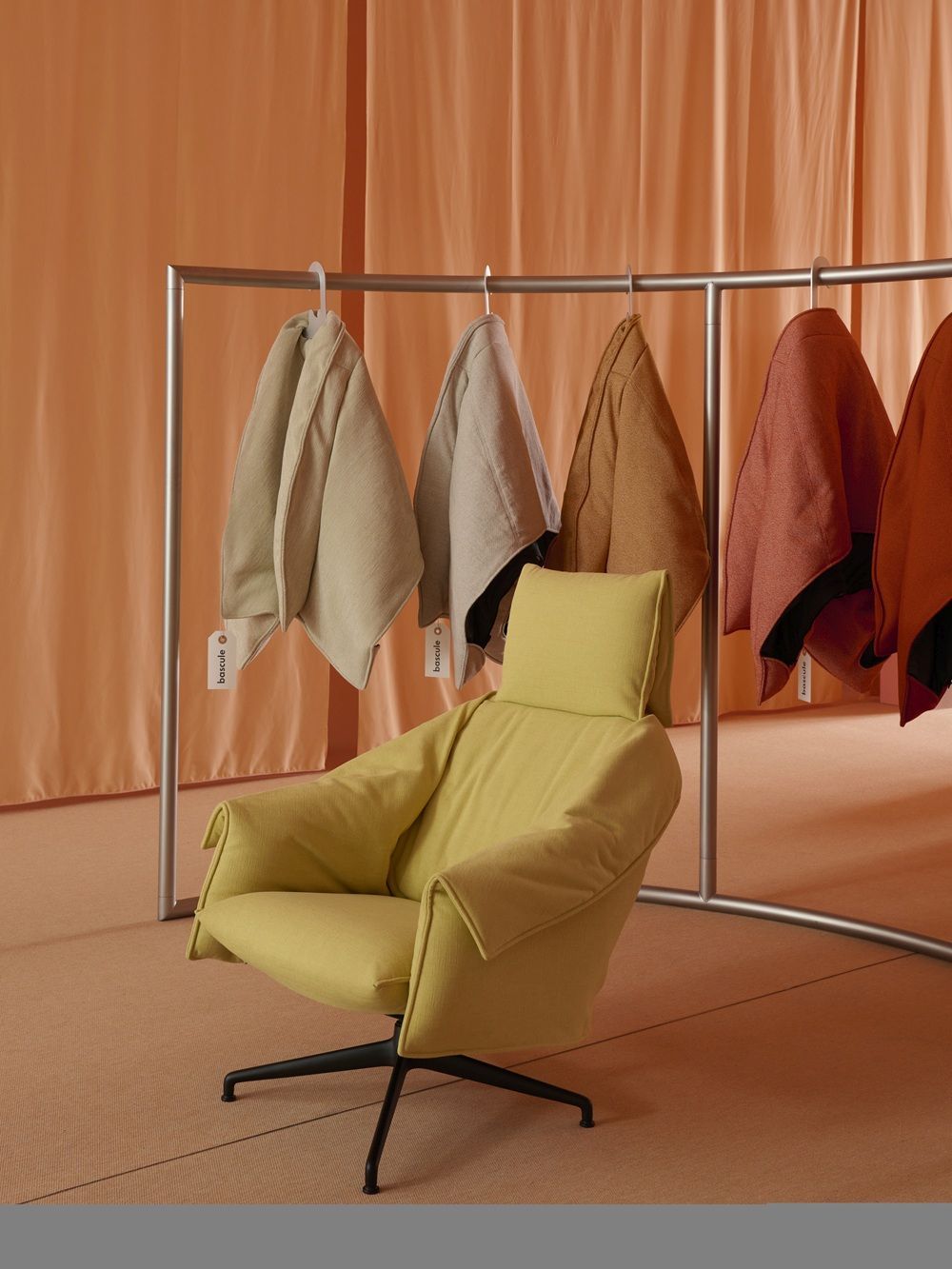 Bascule Fauteuil met hoge rugleuning en voetenbank Vitra