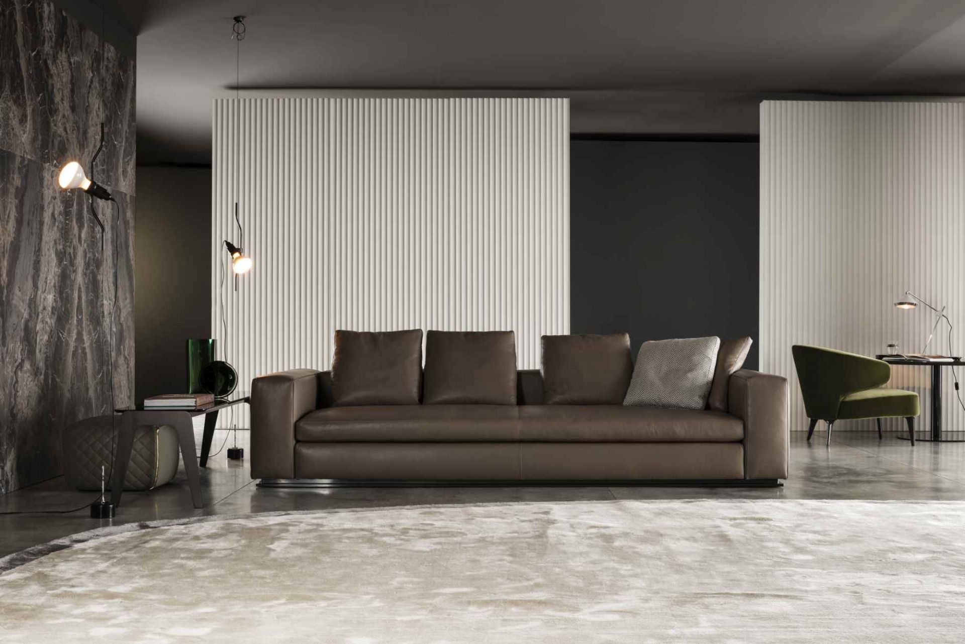 Nahaufnahme der weißen Parentesi D Lampe von Flos mit Dimmer, modernes Design.