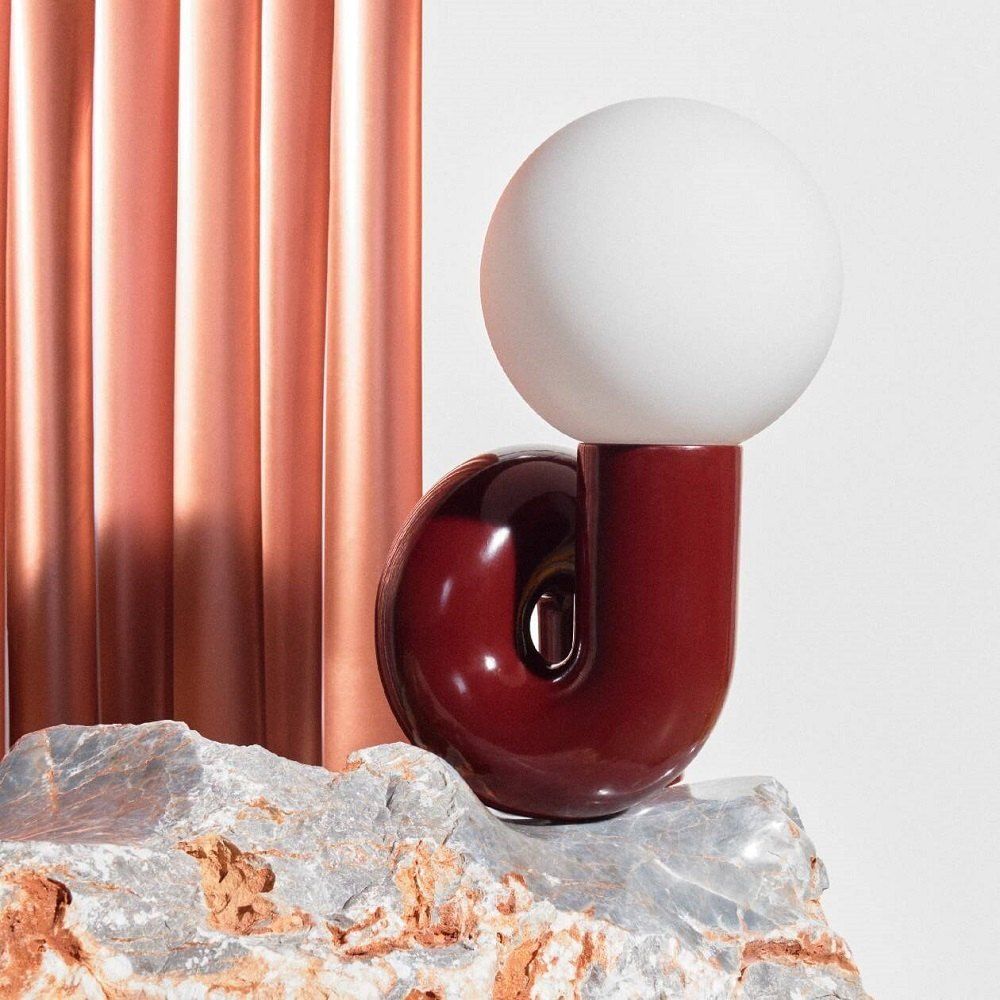 Neotenic Large Table Lamp von Petite Friture, moderne Tischleuchte mit rotem Fuß und weißem Lampenschirm.