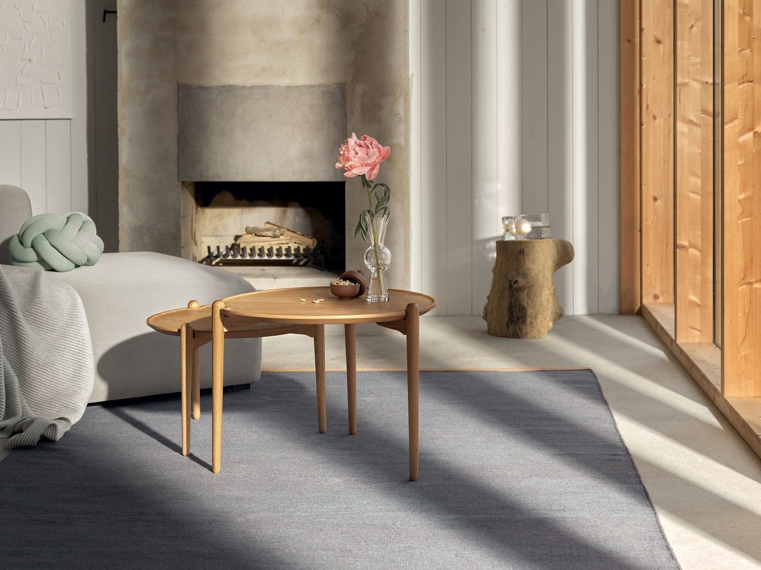 Aria Table Beistelltisch von Design House Stockholm im Wohnzimmer mit Kamin und Dekoration.