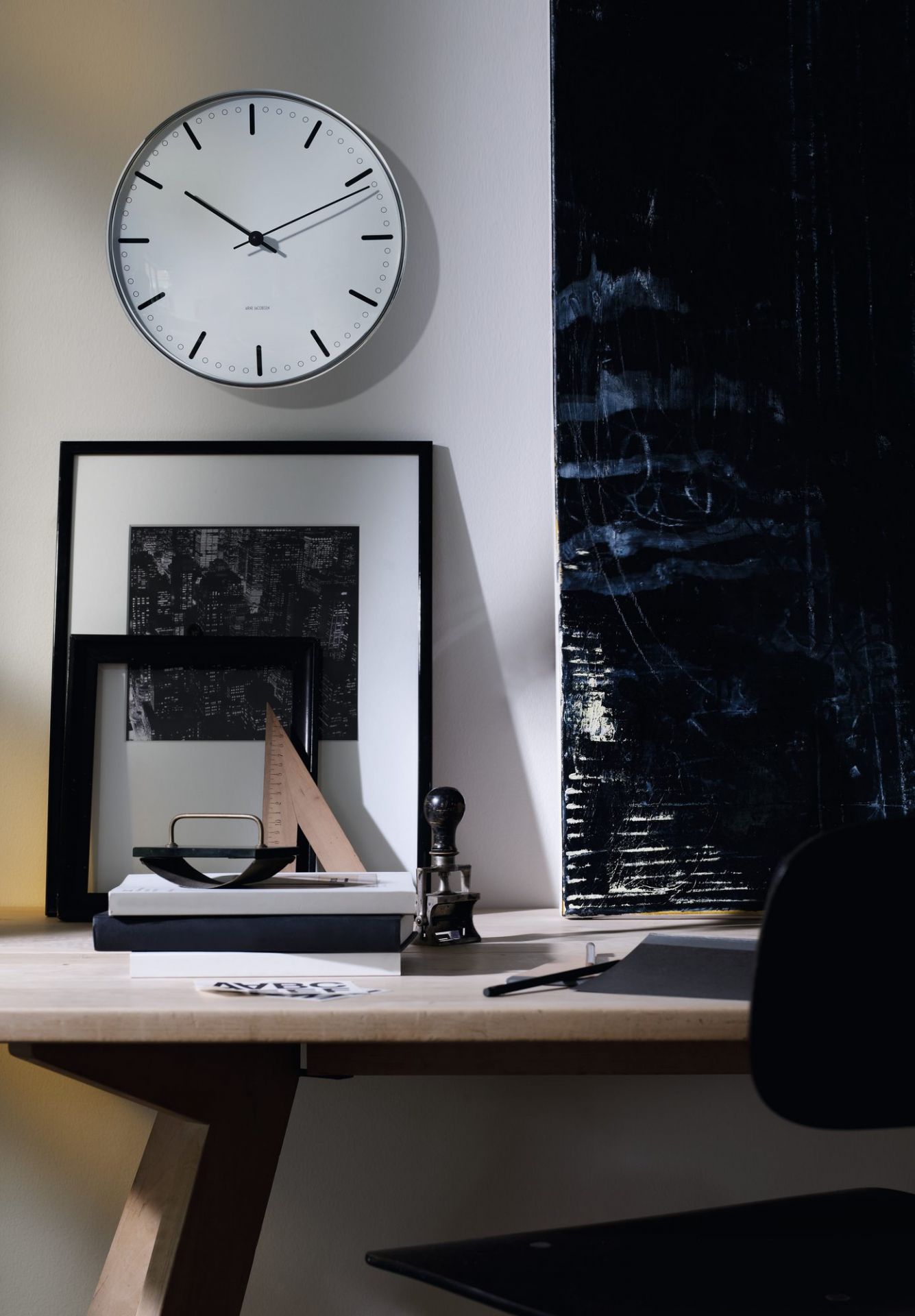 Rosendahl City Hall Wanduhr 29 cm über Schreibtisch mit Deko-Elementen, modernes Design.