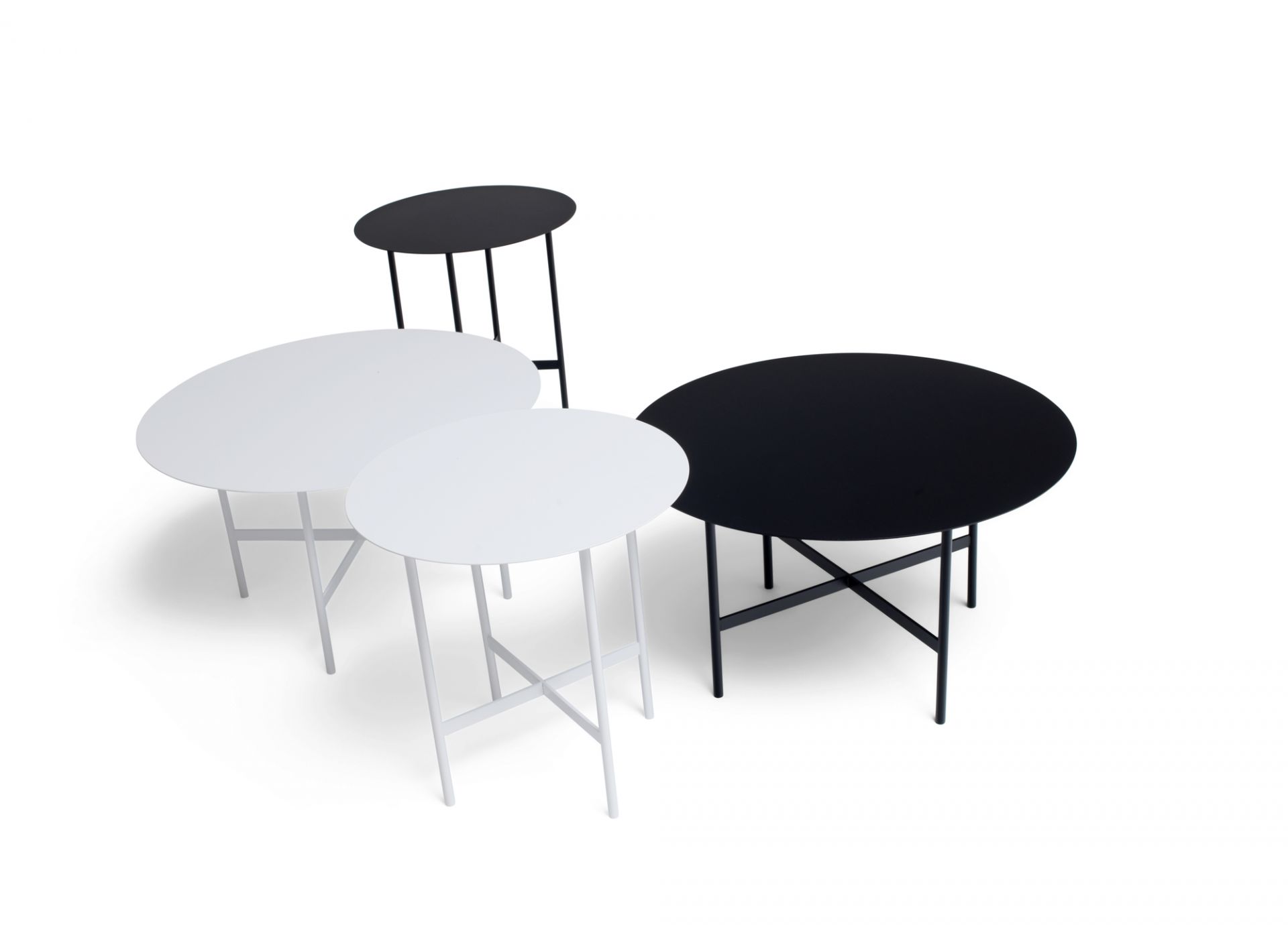 BETA Couchtisch und Beistelltische von Müller Möbelfabrikation in Schwarz und Weiß, runde Tischplatten.