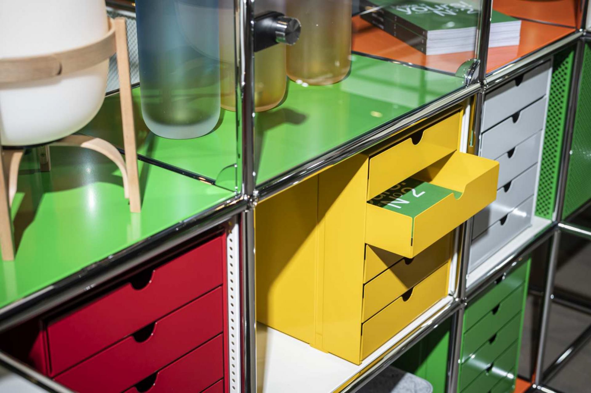 USM Haller Inos Kastenset C4 in Goldgelb, Schubladenelement für Home Office und Büroorganisation.