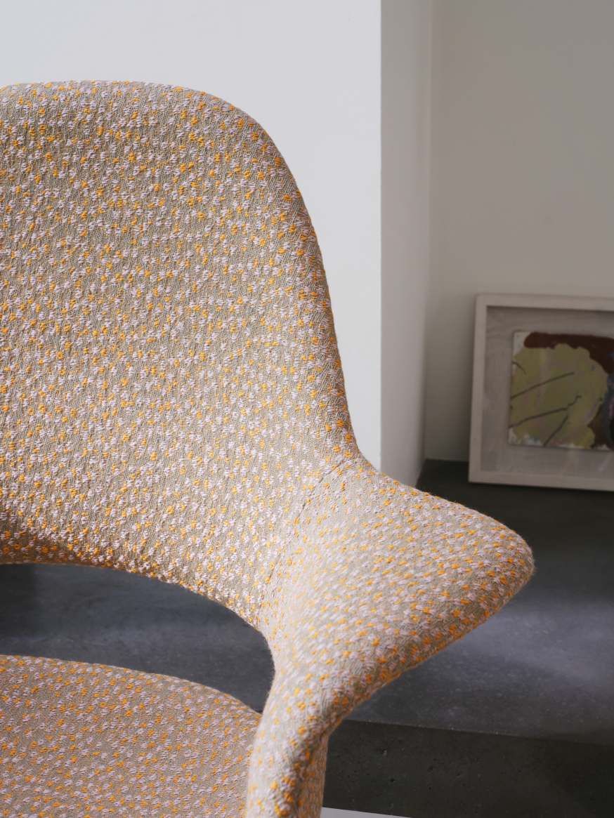 Detailaufnahme des Organic Conference Stuhls von Vitra mit Kvadrat Ria 03 Stoff in Beige und Gelb.