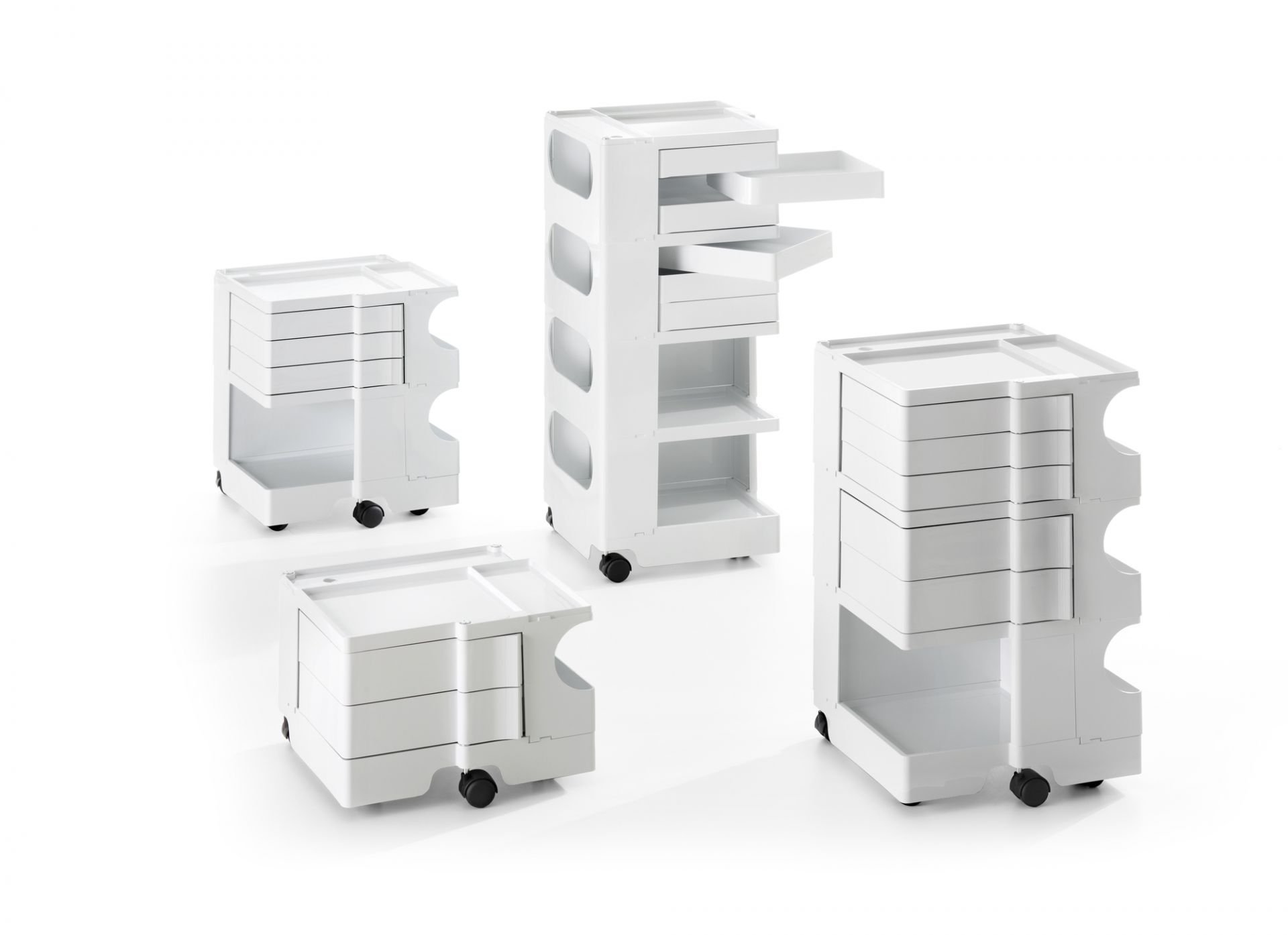 Weißer Boby Rollcontainer B-Line mit Schubladen und Ablagefächern auf Rollen, verschiedene Größen.
