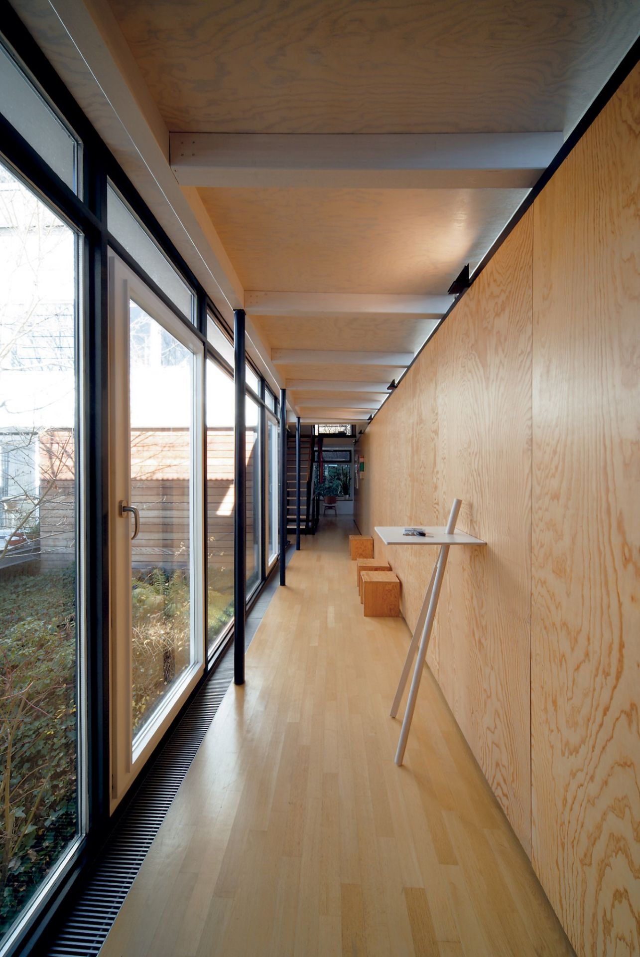 Der kleine Lehner Stehpult von Moormann, minimalistisches Design für modernes Arbeiten im Büro.