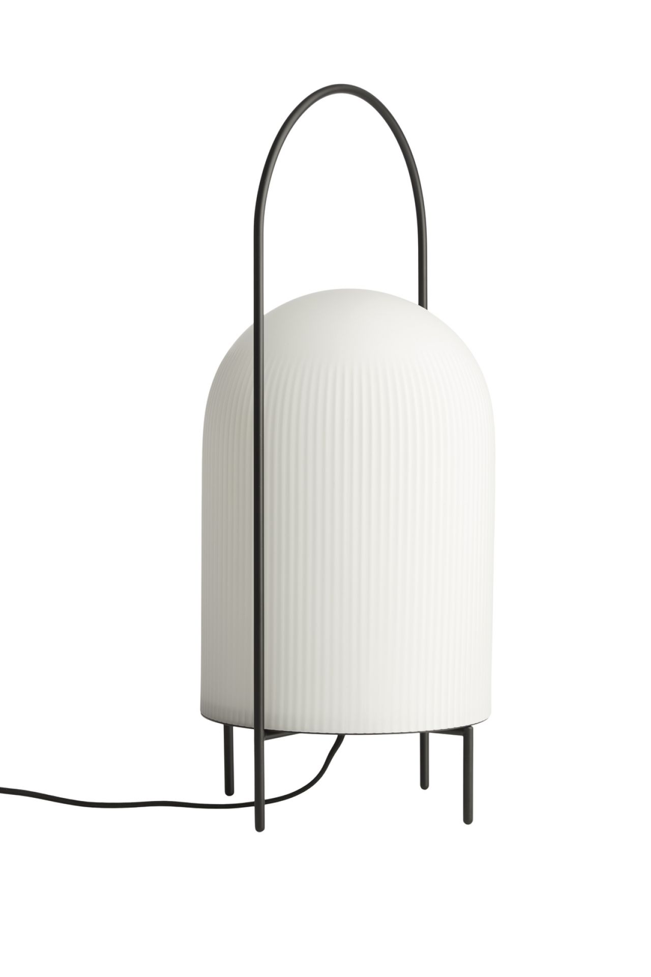 GHOST Stehleuchte von Woud: Weiße Lampe mit gerippter Oberfläche und schwarzem Metallgestell.