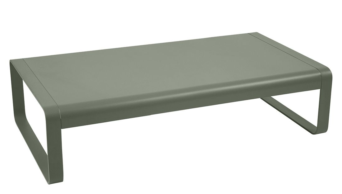 Bellevie großer, niedriger Outdoor-Tisch von Fermob, aus grauem Metall, ideal für Garten und Terrasse.
