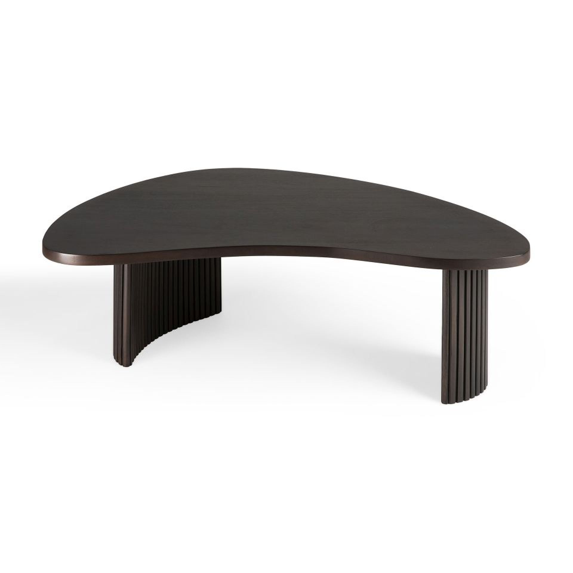 Boomerang Couchtisch aus Mahagoni von Ethnicraft, modernes Design mit geriffelten Beinen.