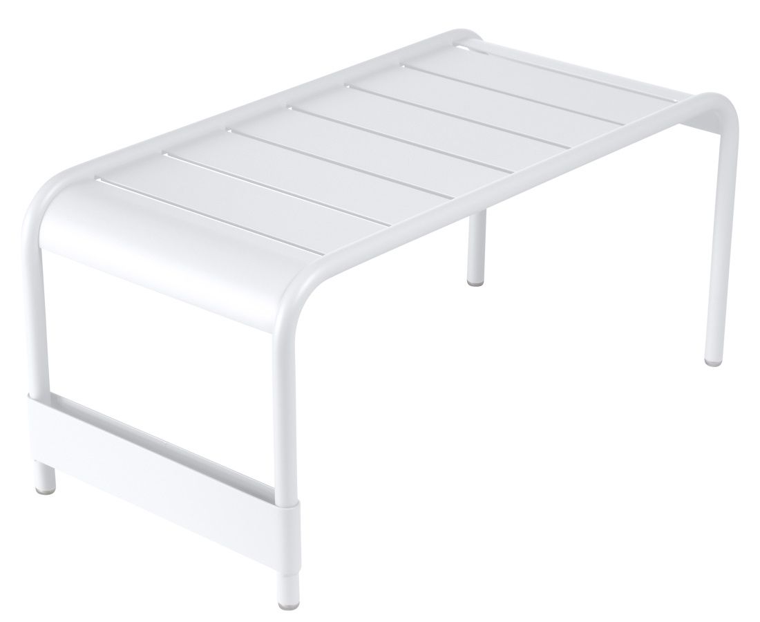 Weißer Luxembourg Outdoor Tisch von Fermob, ideal als niedriger Beistelltisch oder Bank für den Garten.