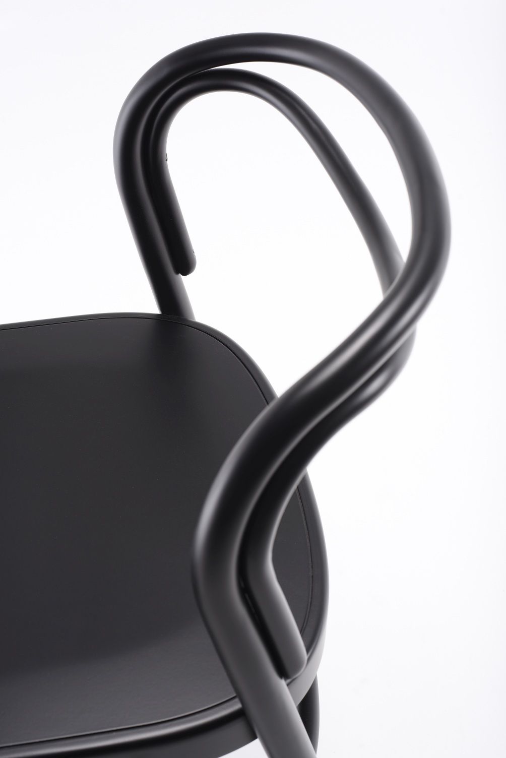 Detailaufnahme des schwarzen Beaulieu Stuhls von Wiener GTV Design mit gebogener Rückenlehne und Sitzfläche.