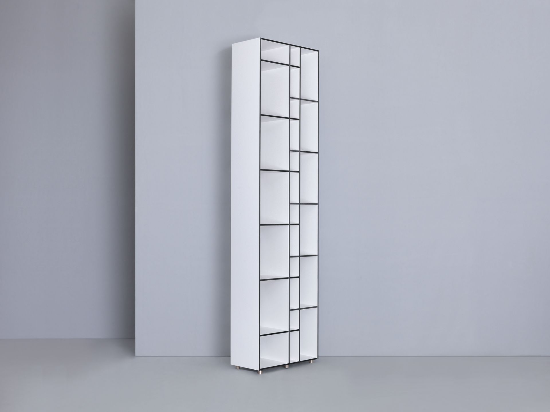 Weißes Code 1 Holzregal aus MDF mit schwarzen Akzenten vor grauem Hintergrund.