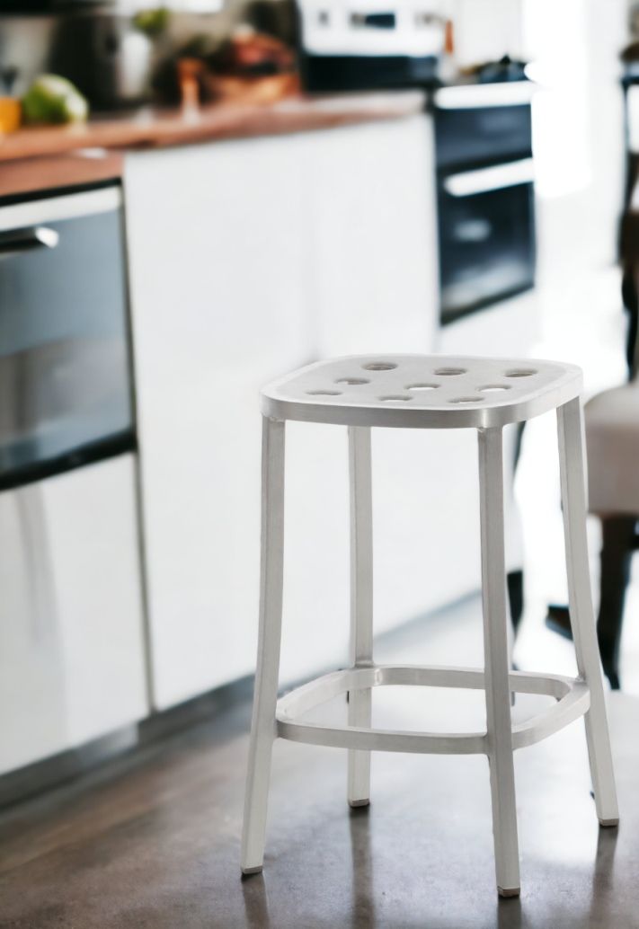 Weißer 1 Inch All Aluminium Counter Stool von Emeco in einer modernen Küche. Aluminium Hocker.
