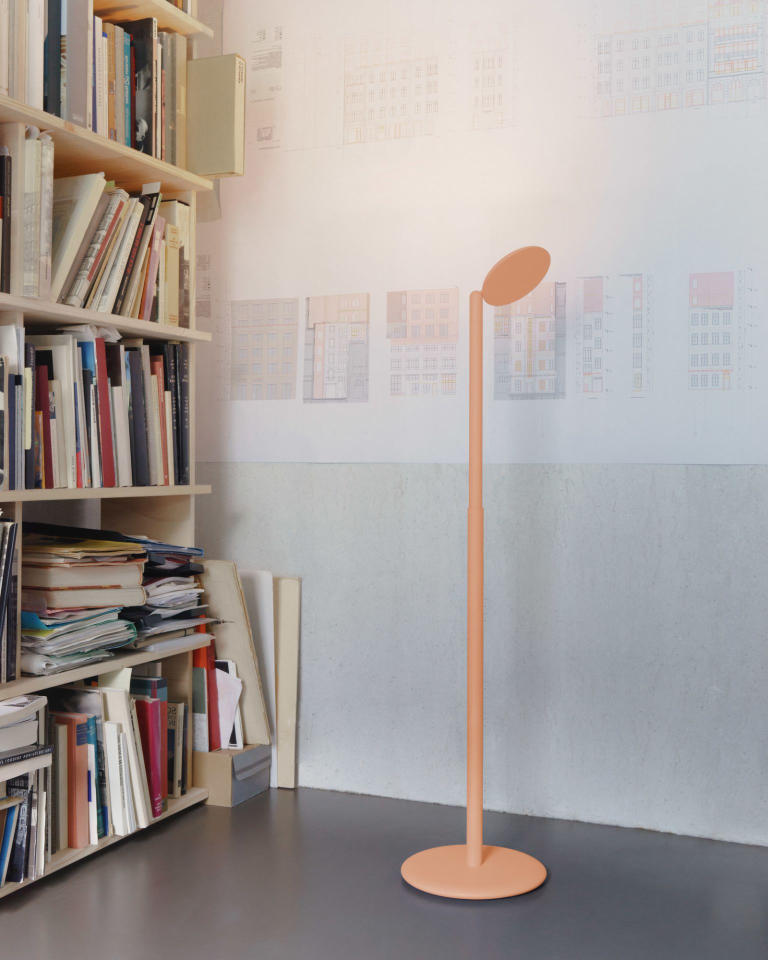Graue Parrot Stehleuchte im Raum, modernes Design, indirektes Licht, minimalistische Bodenleuchte für Wohnzimmer.