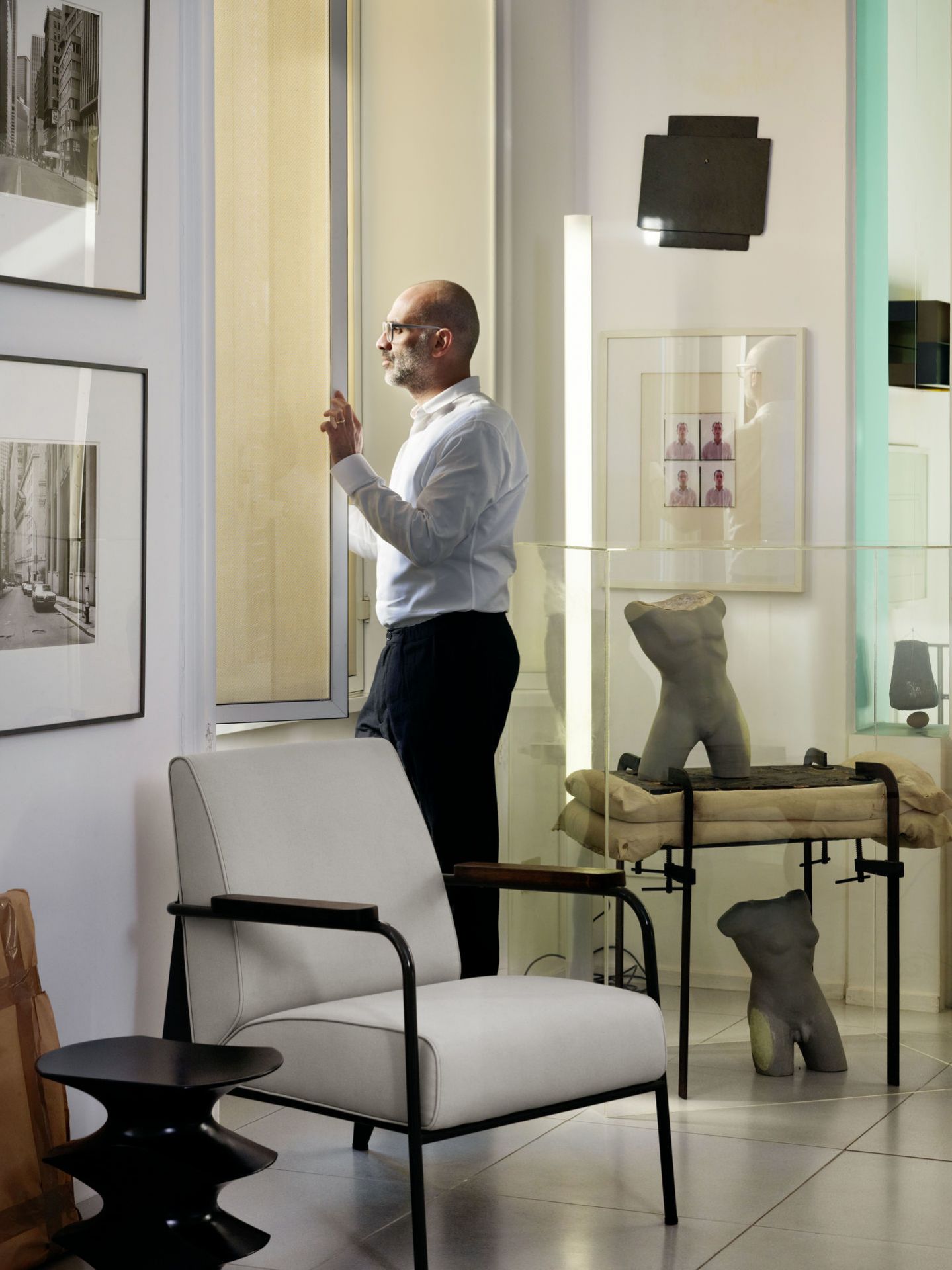 Eleganter Fauteuil De Salon Sessel von Vitra in hellem Stoff und dunklem Gestell im modernen Interieur.