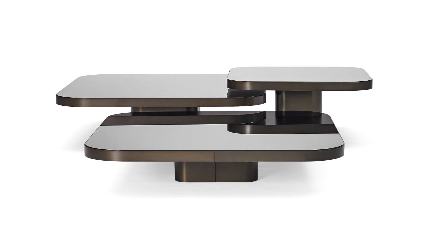 ClassiCon Bow Coffee Table Couchtisch No. 3 mit Glasplatten und bronzefarbenem Gestell auf weißem Hintergrund.