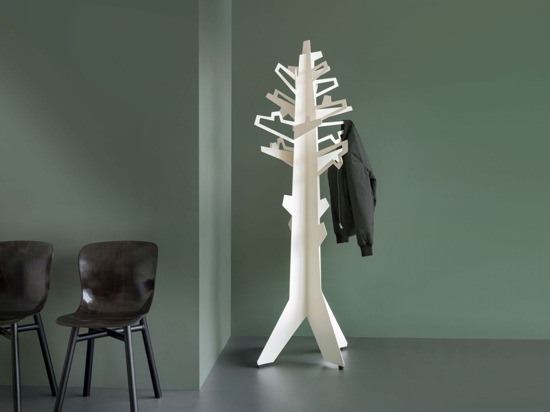 Weißer "Forest for the Trees" Kleiderständer von vanEsch mit Jacke, modernes Design.