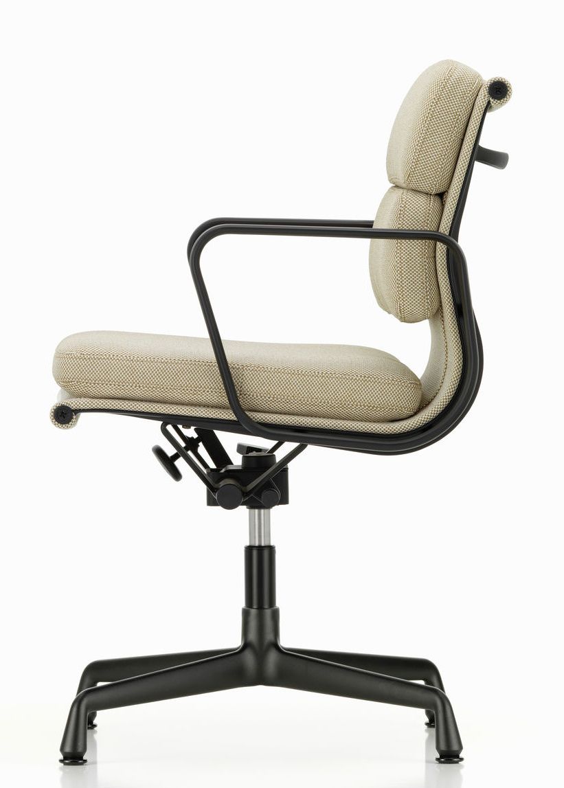 Soft Pad Chair EA 231 von Vitra, Bürostuhl mit Armlehnen und beigem Stoffbezug, Seitenansicht.