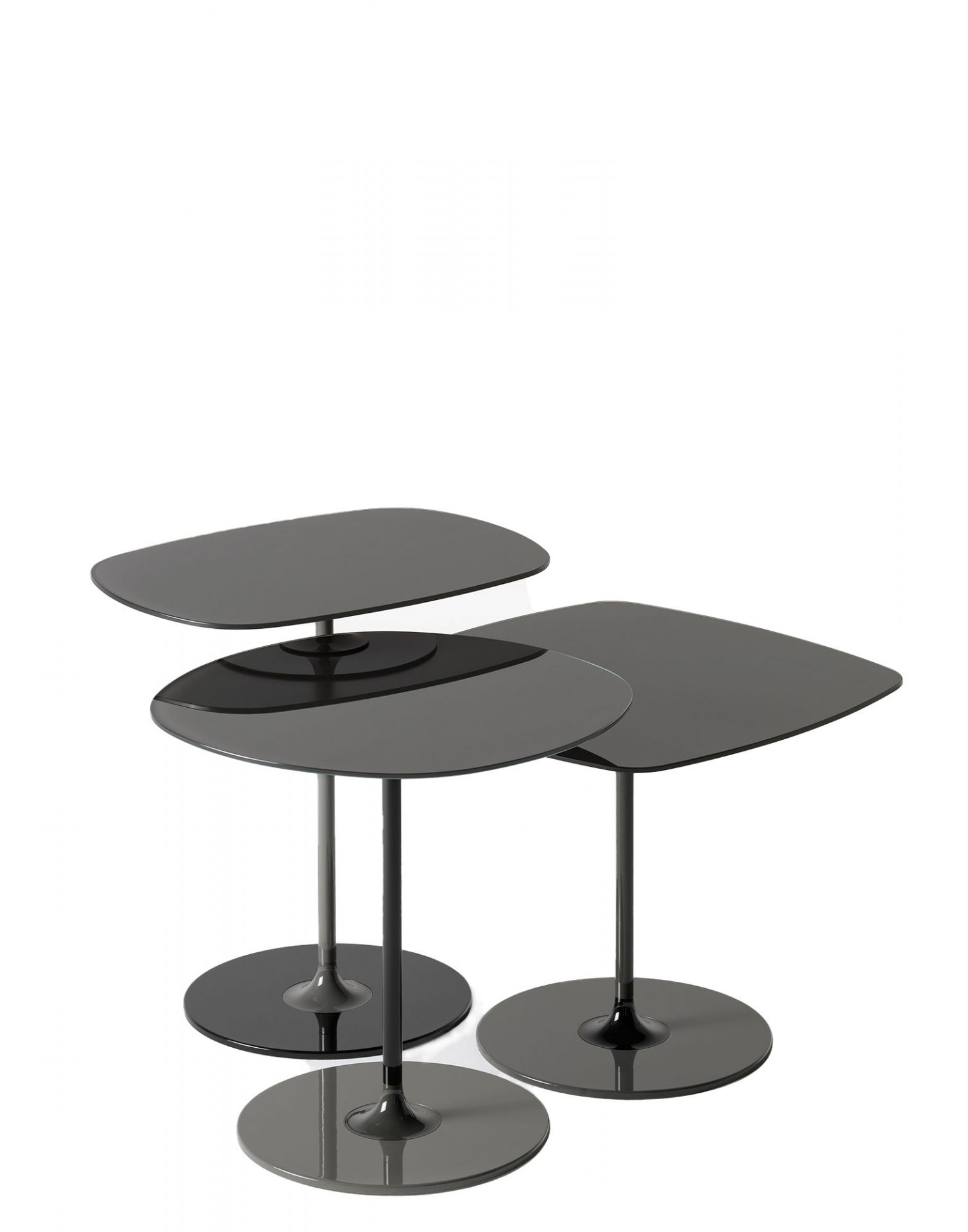 Kartell Thierry Beistelltische: Drei moderne, graue Tische mit runden und rechteckigen Tischplatten auf schlanken Säulenfüßen.