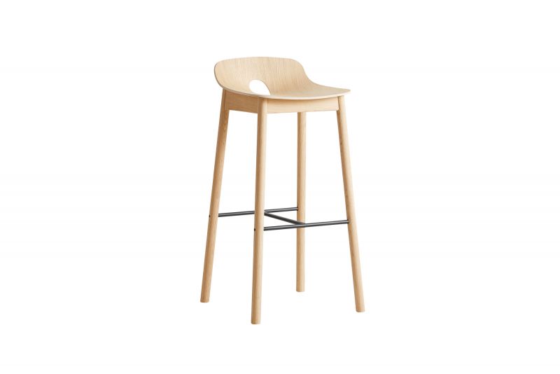 Mono Barhocker aus Eiche, weiß pigmentiert, mit Rückenlehne und Fußstütze, modernes Design.