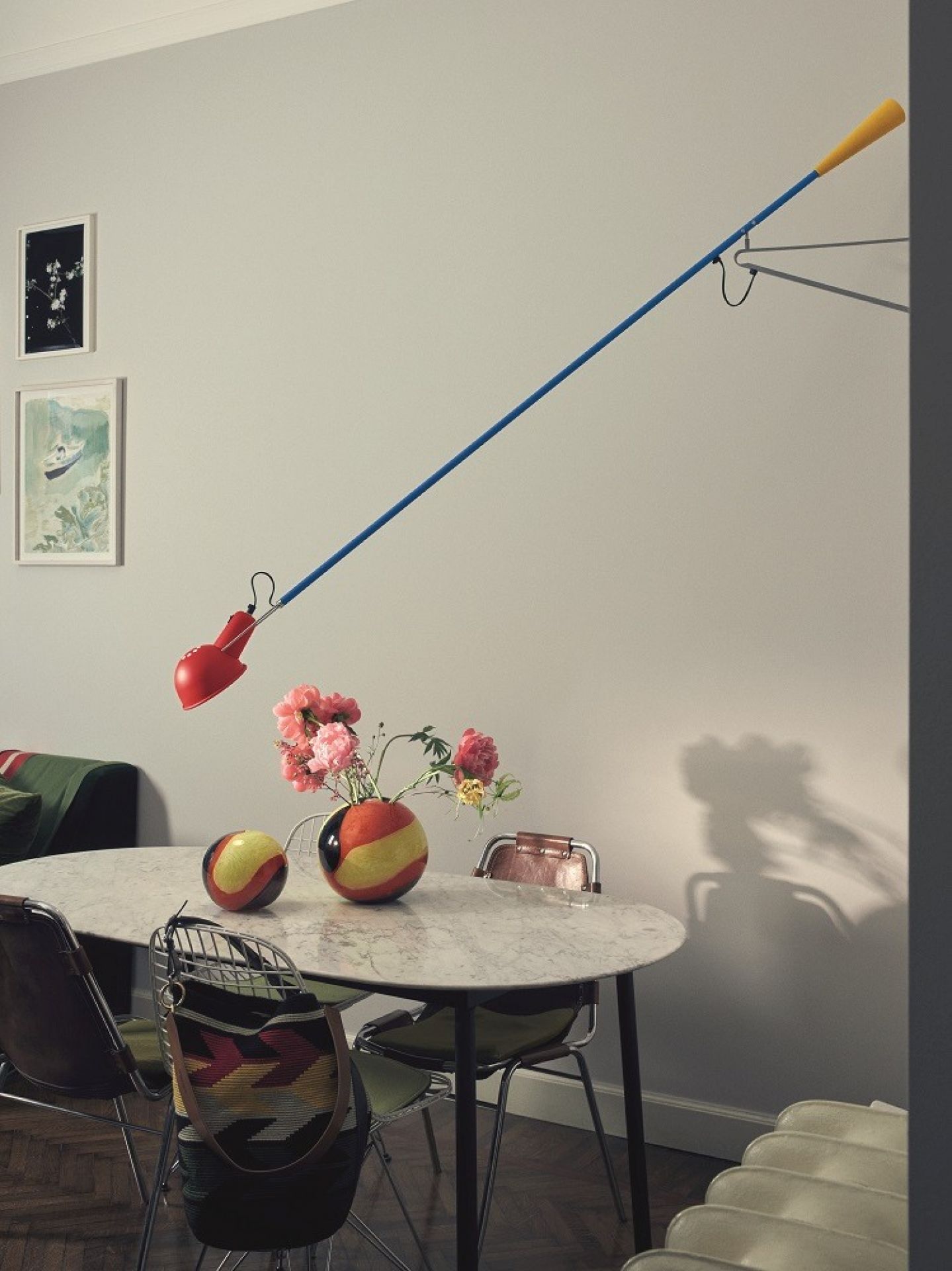 Nahaufnahme der Flos 265 Chromatica Wandleuchte in einem modernen Esszimmer.