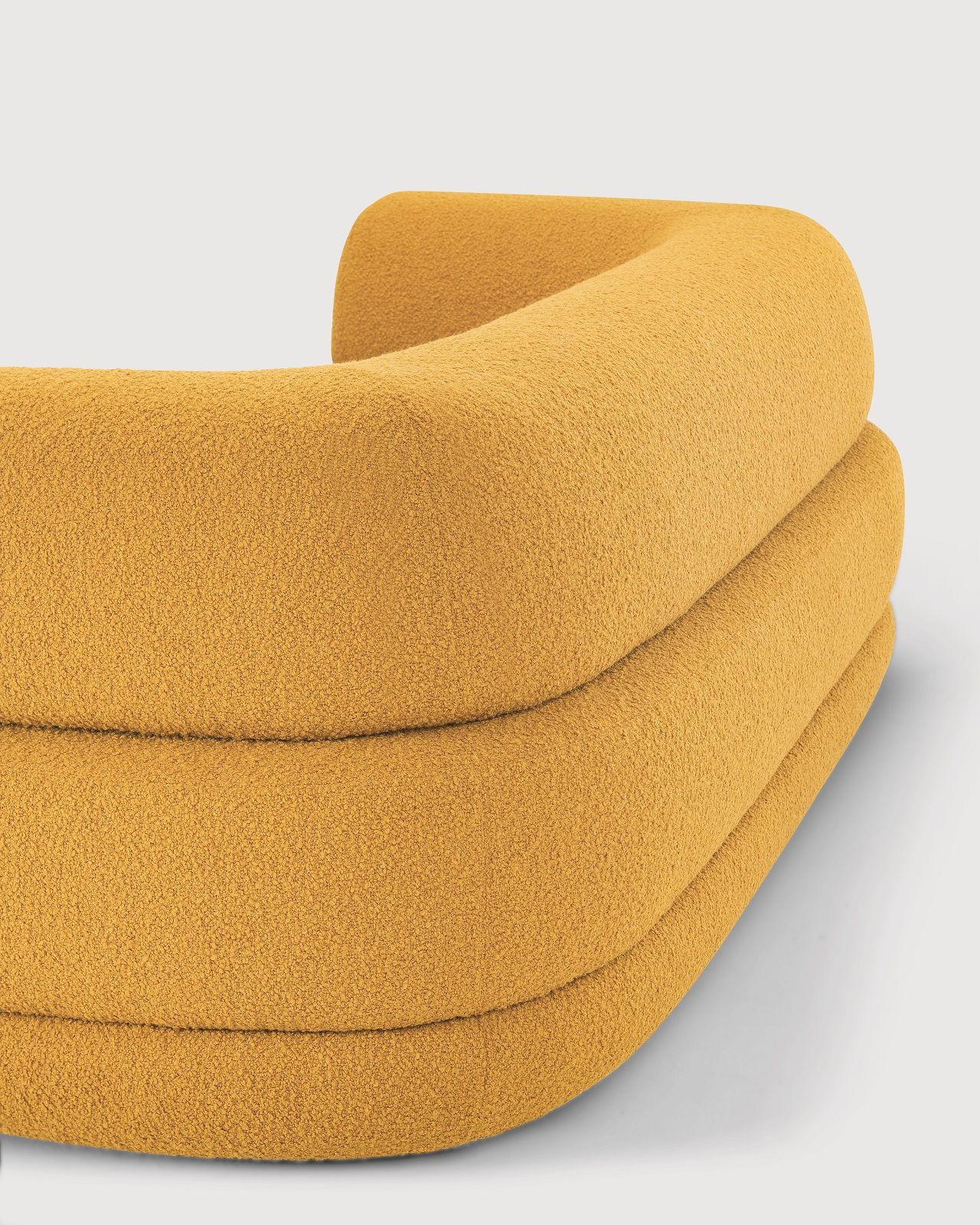Detailaufnahme des gelben Bumper Sofas von Zanotta mit Bouclé-Bezug, modernes Design für Wohnzimmer.